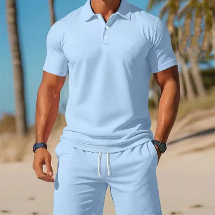 Set estivo uomo: polo e shorts coordinati, un outfit sportivo e confortevole per le tue vacanze.