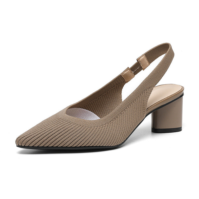 Scarpe a punta da donna con tacco quadrato, ideali come calzature comode ed eleganti per l'ufficio.