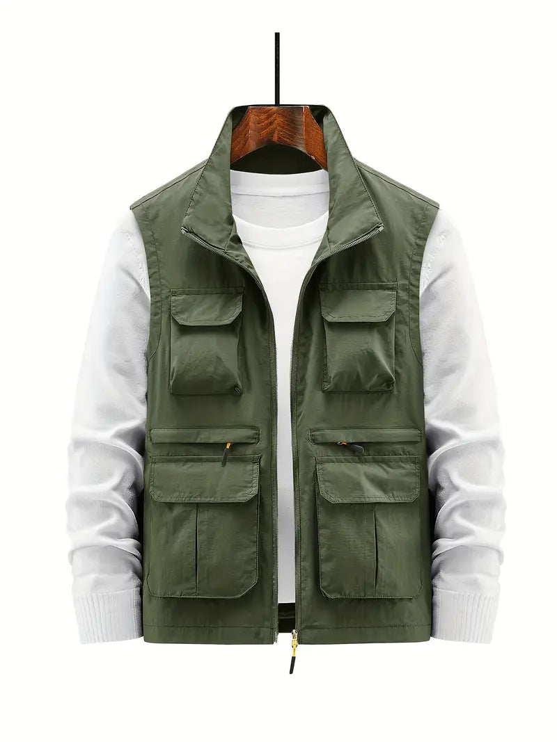 Gilet da uomo verde militare multitasche, resistente e pratico per escursioni e attività all'aperto.