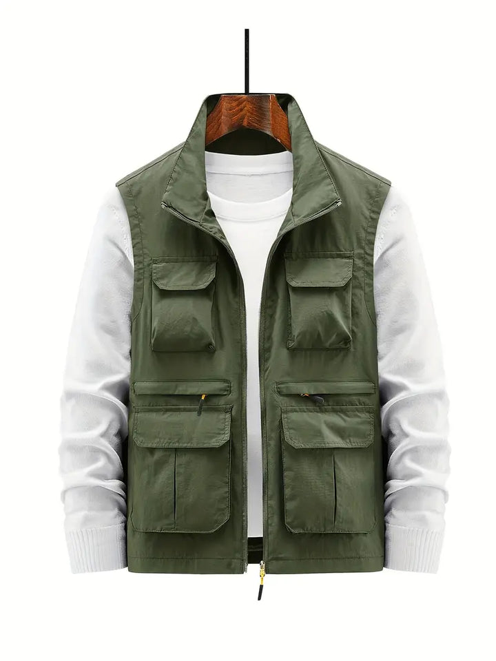 Gilet da uomo verde militare multitasche, resistente e pratico per escursioni e attività all'aperto.