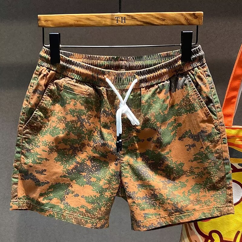 Pantaloncini uomo cropped casual a gamba dritta con blocchi di colore, vestibilità ampia per comfort estivo.
