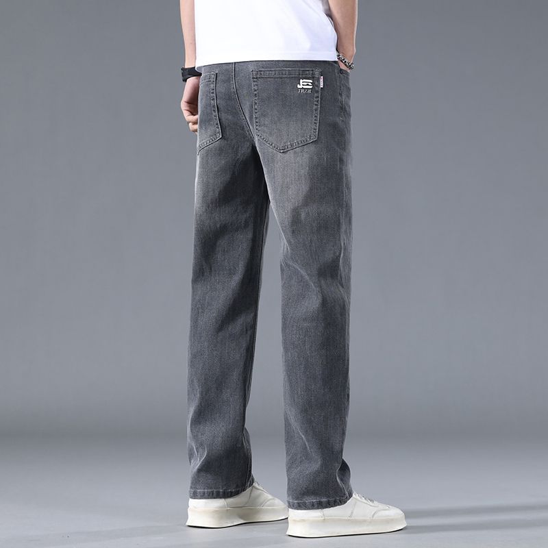 Pantaloni uomo slim fit per un look quotidiano. Vita media e tessuto confortevole, ideali per la moda uomo versatile.