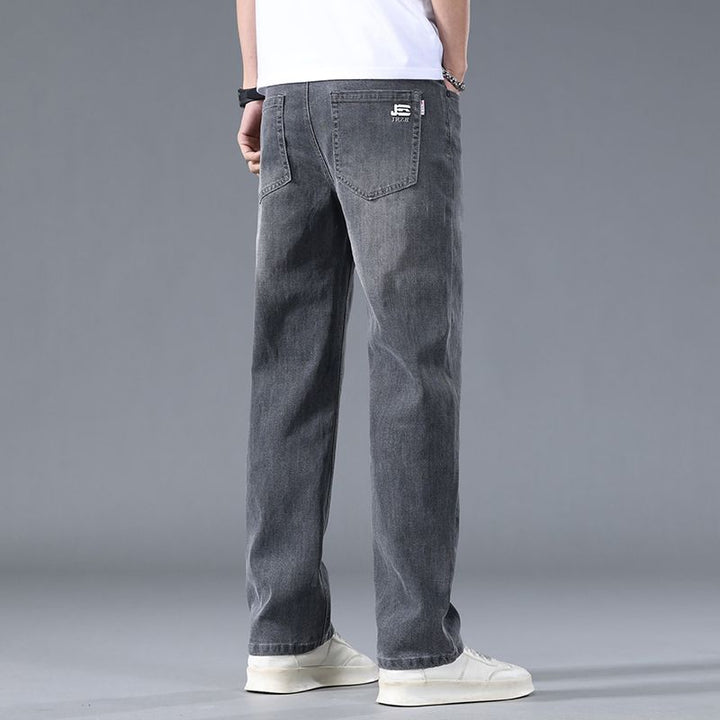 Pantaloni uomo slim fit per un look quotidiano. Vita media e tessuto confortevole, ideali per la moda uomo versatile.
