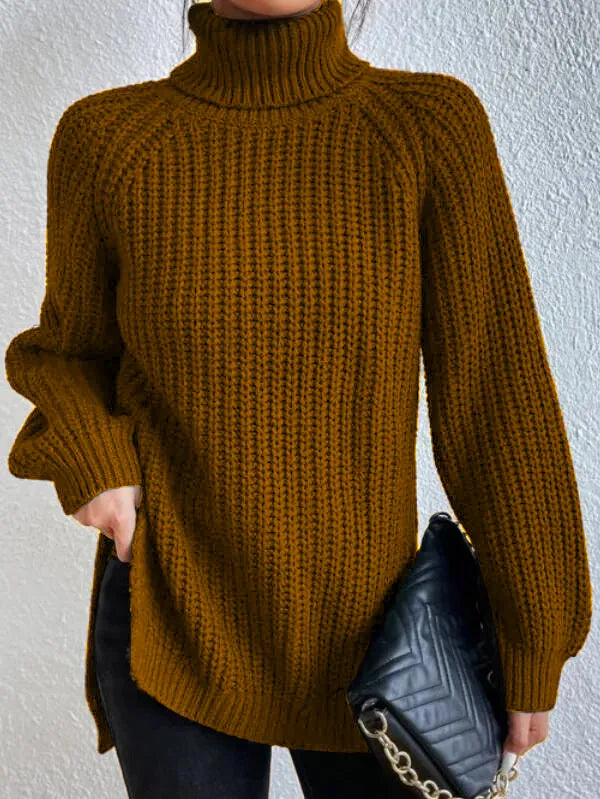 Moda autunno/inverno: maglione dolcevita versatile da donna con maniche raglan, oversize e orlo spaccato.