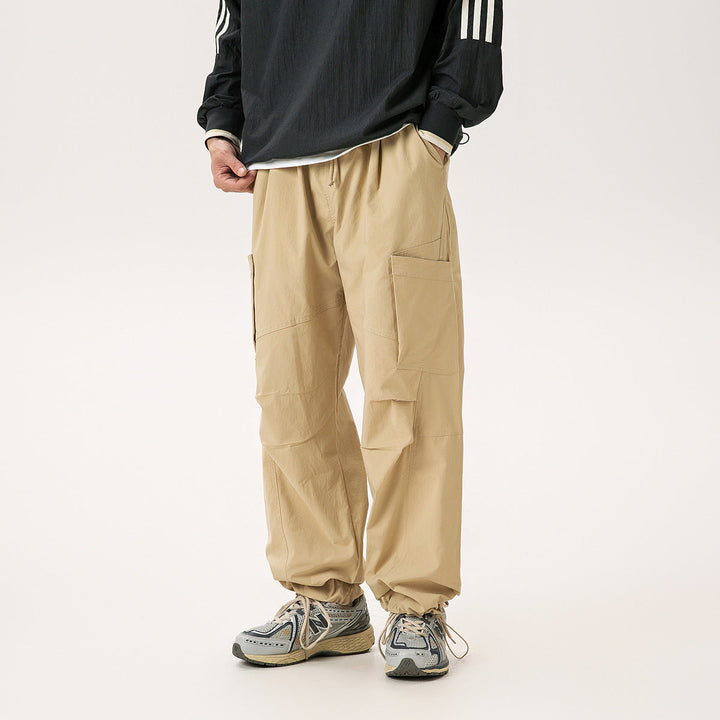 Pantaloni cargo uomo stile paracadute beige, vestibilità ampia per comfort casual, ideali per moda uomo comoda.