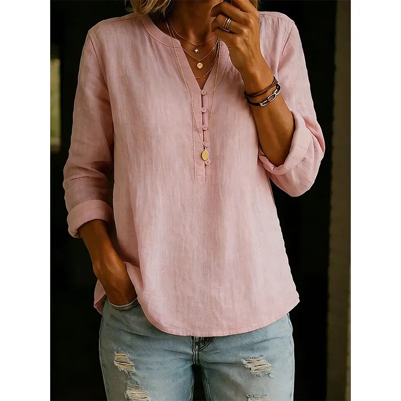 Dettaglio collo a V su camicia ampia donna, tessuto leggero per un look casual chic.