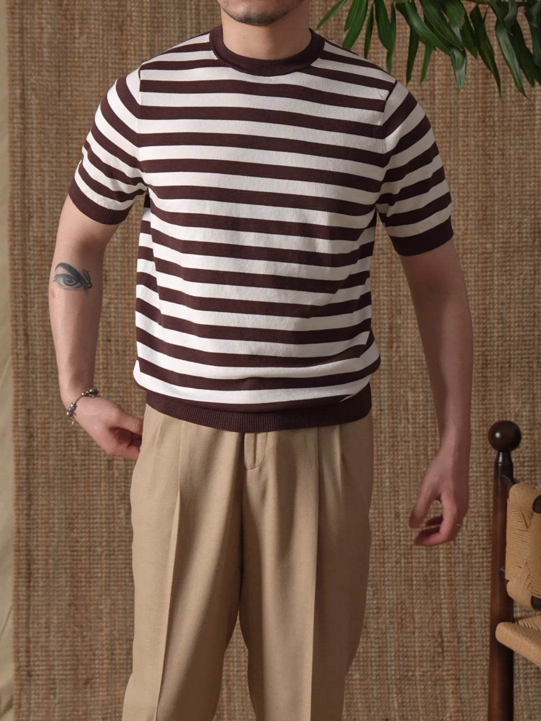 Comoda maglietta uomo a righe aderente, maniche corte. Abbigliamento casual versatile per un look estivo moderno.
