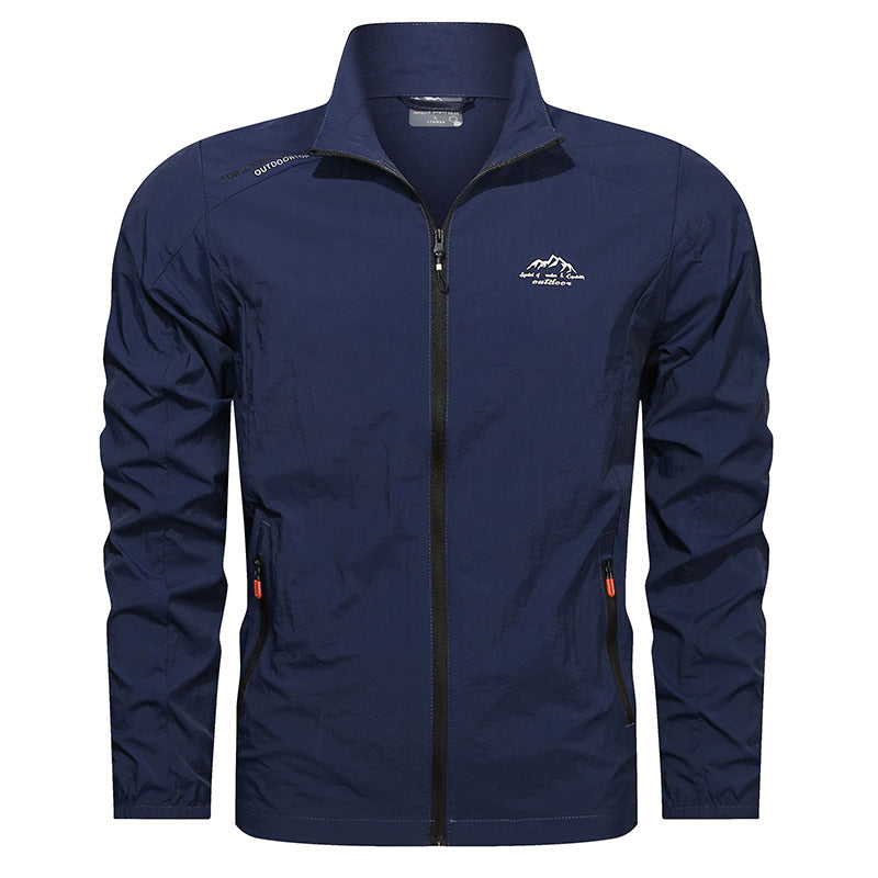 Giacca sportiva uomo leggera antivento con protezione UV, ideale per corsa e outdoor primaverile.