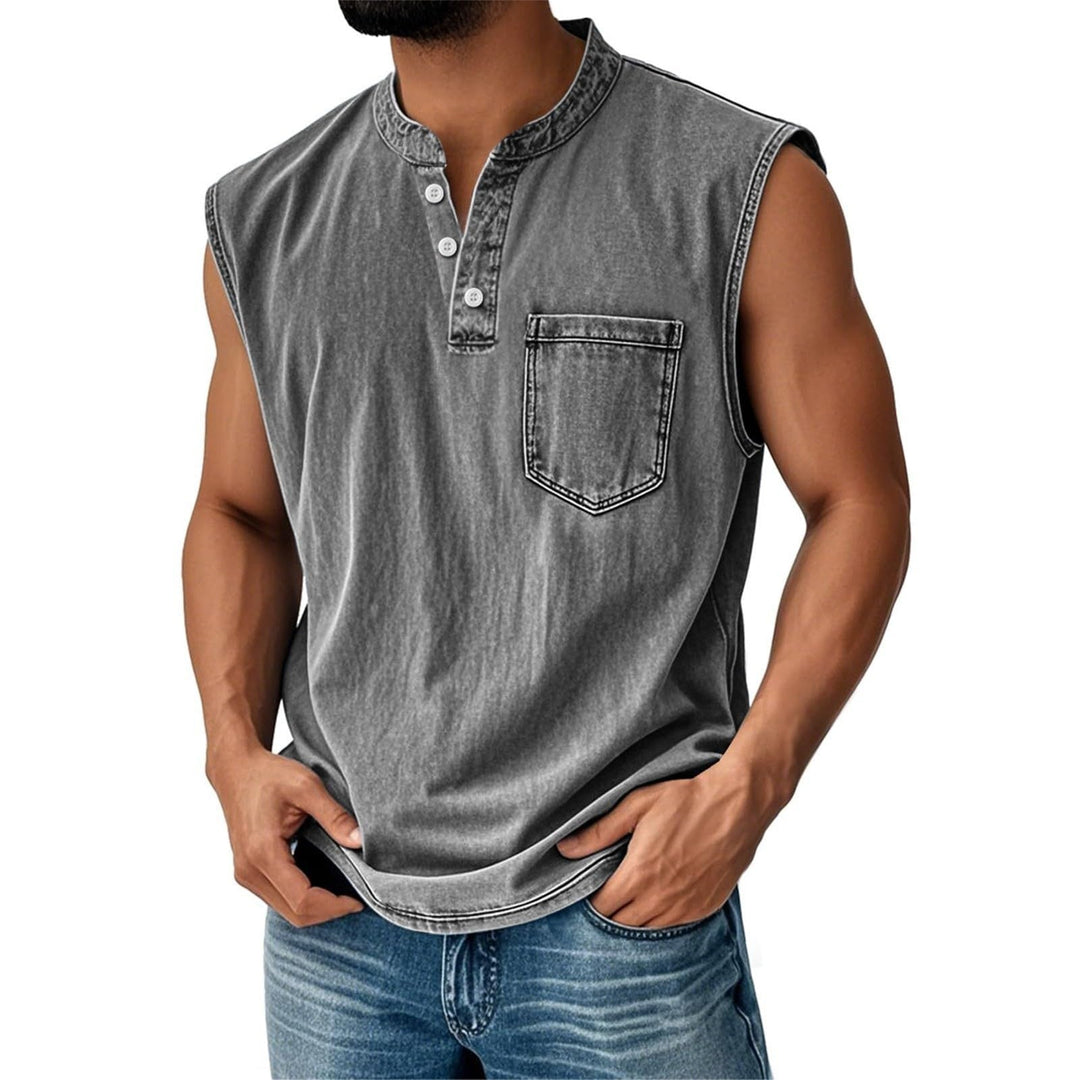 Maglietta senza maniche uomo, stile patchwork estivo e moderno. Top aderente per un look sportivo e alla moda.
