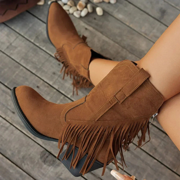 Stivaletti western da donna neri con frange, tacco largo e punta affusolata, perfetti per look casual.