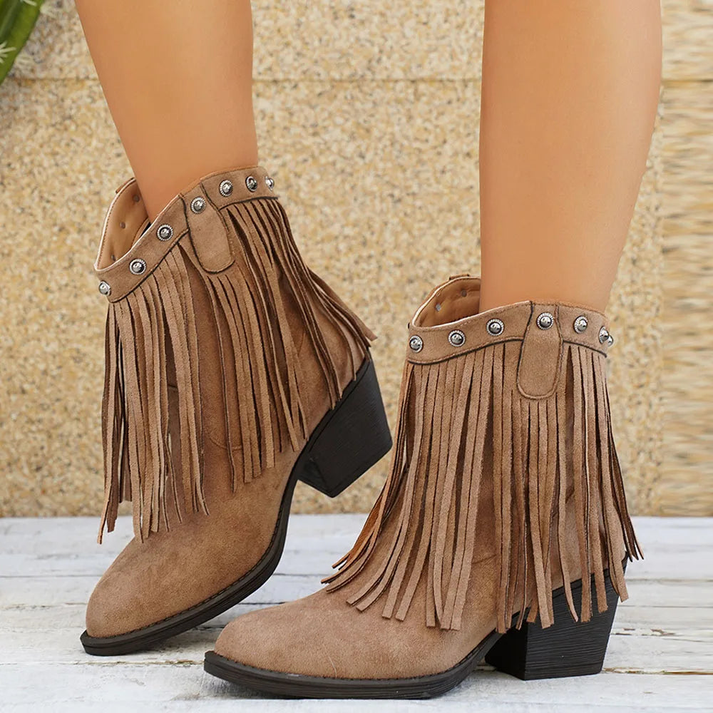 Stivaletti western da donna con frange, tacco largo e punta affusolata, must-have moda autunno-inverno.