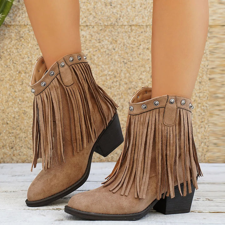 Stivaletti western da donna con frange, tacco largo e punta affusolata, must-have moda autunno-inverno.