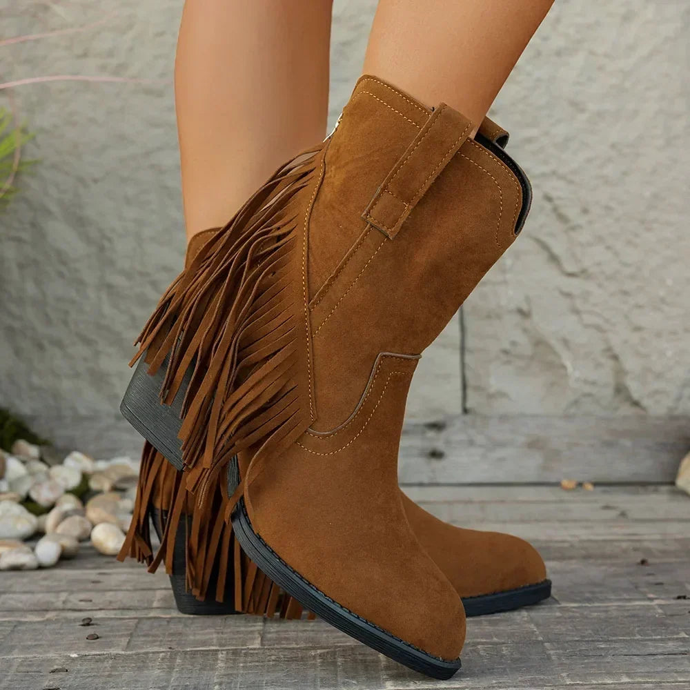 Dettaglio frange svolazzanti sugli stivaletti western da donna neri, ideali per stile casual ed elegante.