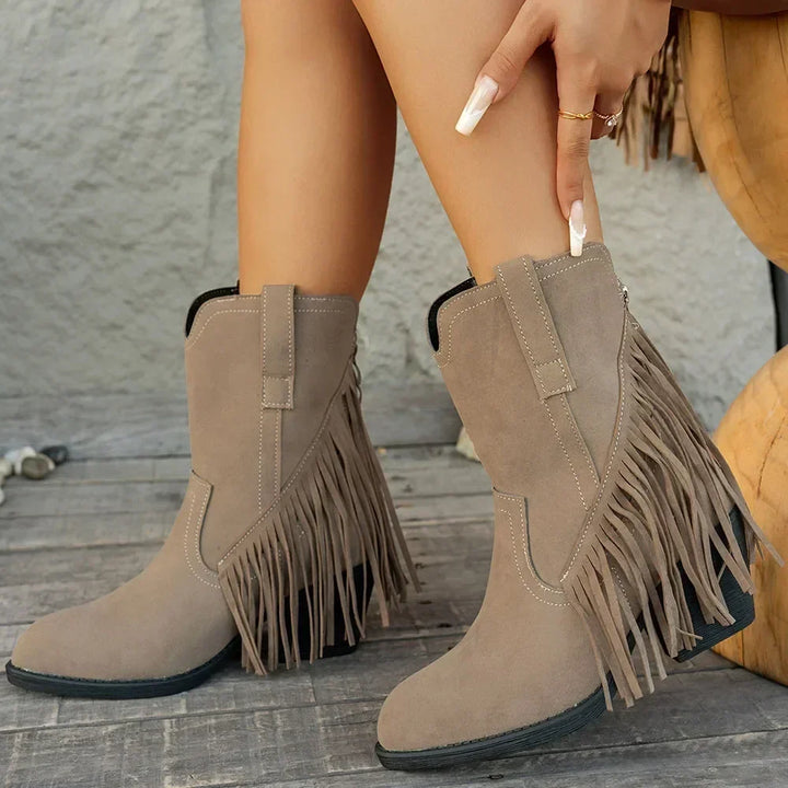 Stivaletti donna western neri con punta affusolata e tacco largo, essenziali per un look audace e di tendenza.