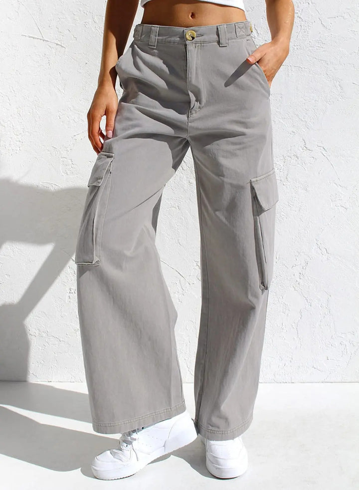 Donna con pantaloni larghi cargo baggy verdi, tasche multiple, stile casual per abbigliamento versatile.