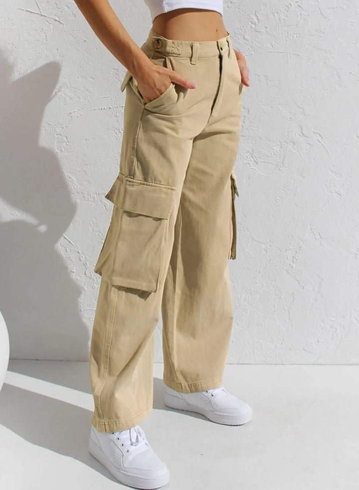 Modello di pantaloni cargo donna baggy neri, ideali per un comfort massimo e un look di tendenza casual.