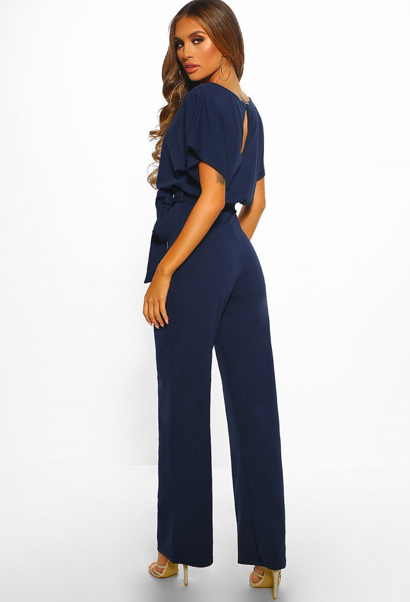 Tuta donna intera casual-chic con vita alta, abbinata per un look di giorno versatile e confortevole.