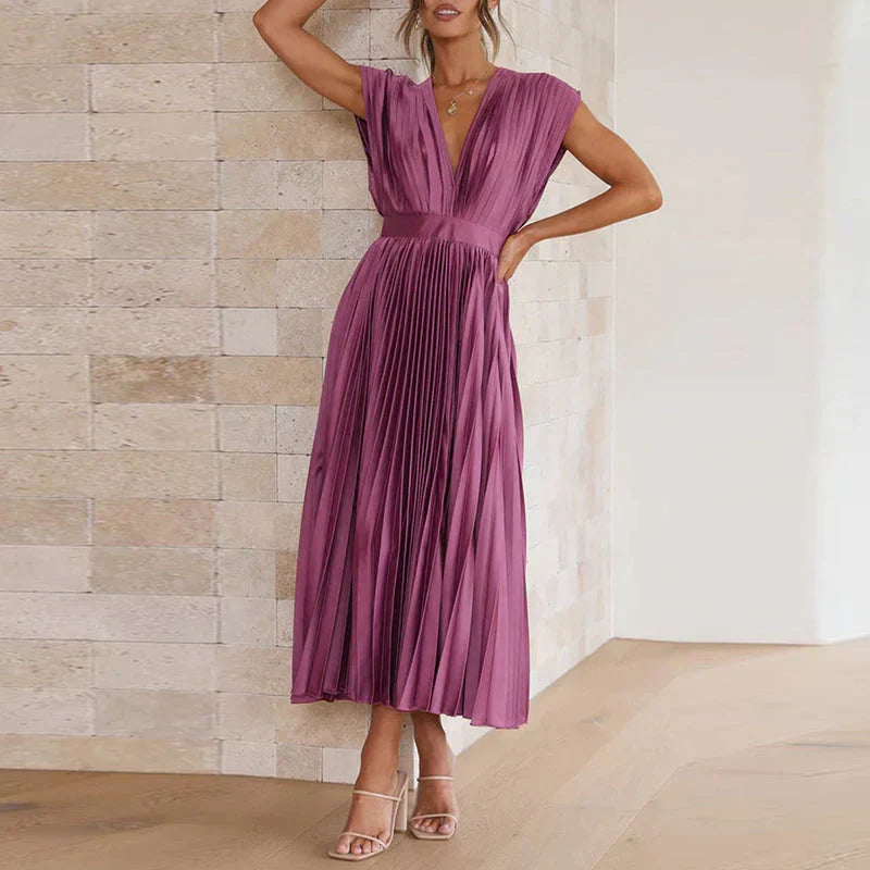 Sofisticato abito da sera plissettato per donna, un vestito lungo elegante che esprime grazia e femminilità.