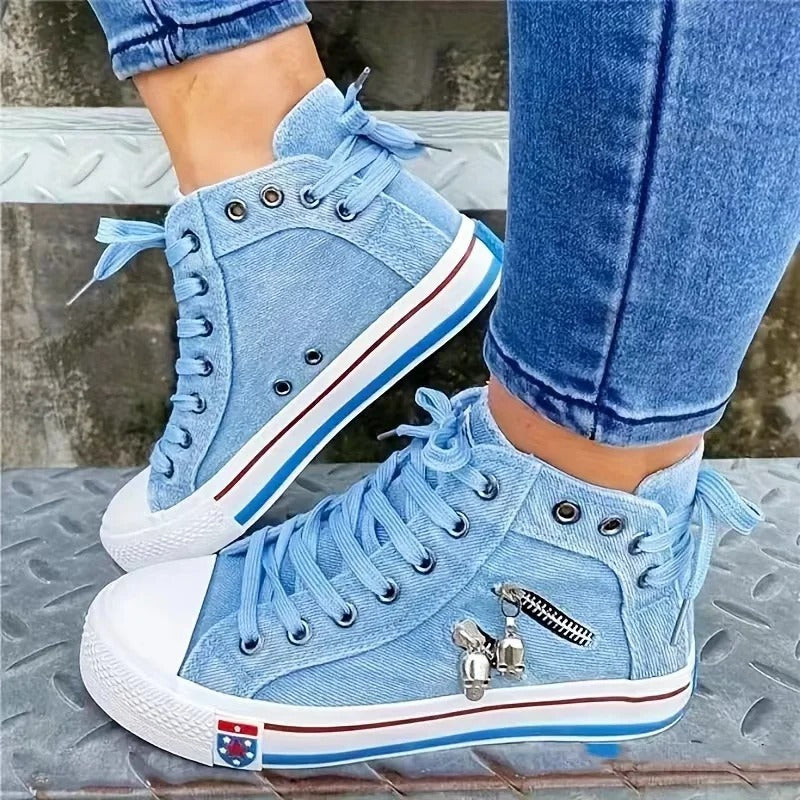 Sneakers high-top donna azzurro e blu scuro, perfette per un look streetwear alla moda.