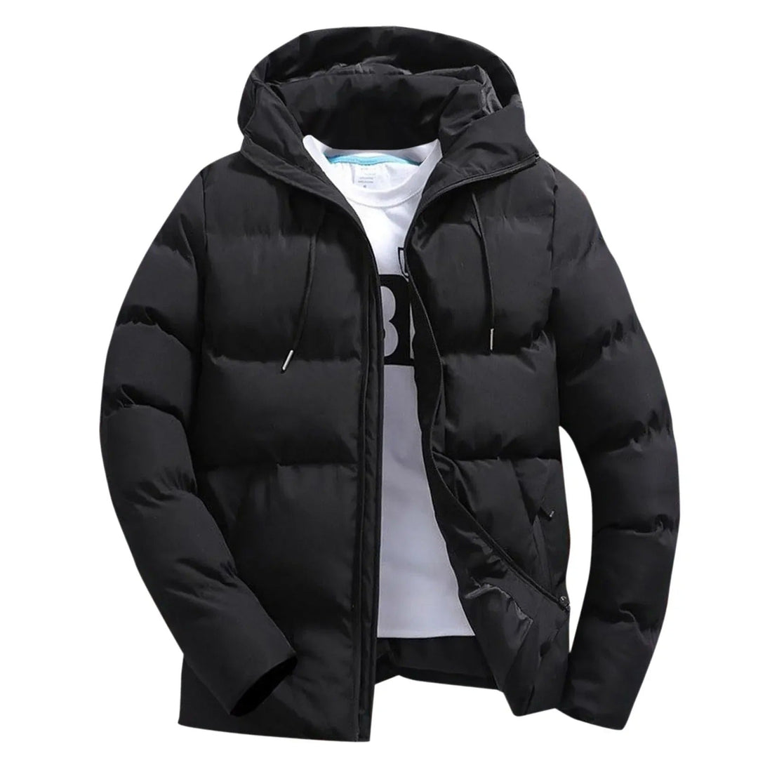 Giacca trapuntata uomo rossa con cappuccio. Piumino invernale caldo e antivento. Abbigliamento esterno casual.