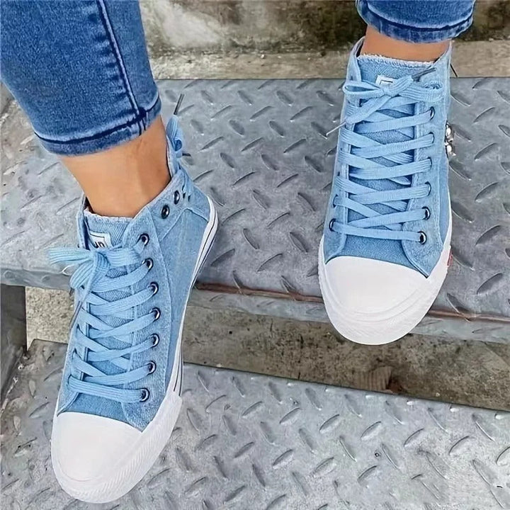 High-top sneakers donna comode, design urbano, perfette per streetwear e comfort quotidiano.