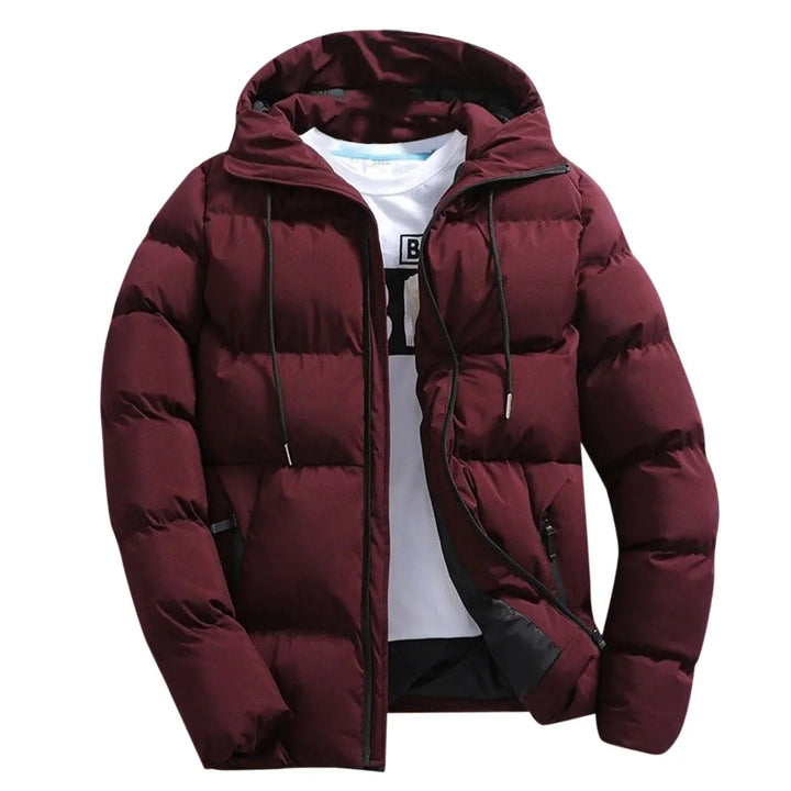 Giacca trapuntata blu da uomo con cappuccio. Piumino invernale casual, caldo e antivento. Perfetto per la moda.