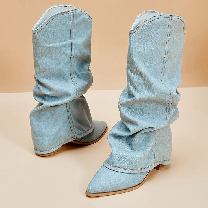 Stivali moda donna al ginocchio, con comodo tacco largo plissettato, perfetti per l'inverno.