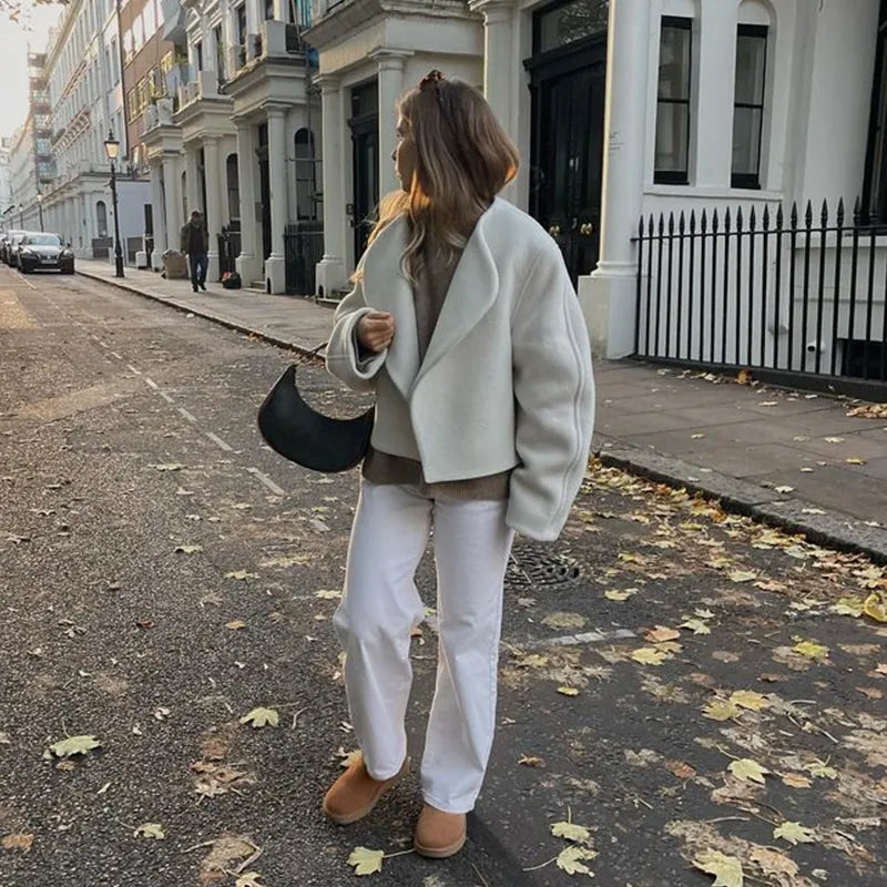 Giacca donna bianca oversize, massimo comfort e stile casual chic. Perfetta per look alla moda inverno.