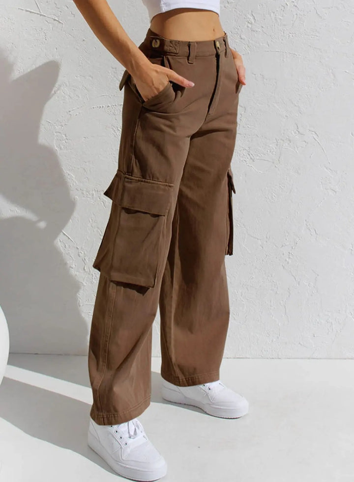 Outfit casual donna con pantaloni cargo baggy comodi, perfetti per autunno e abbigliamento quotidiano.