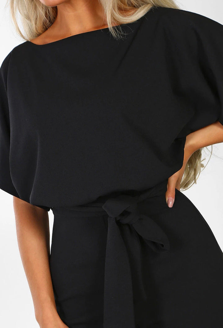 Outfit donna: tuta elegante intera con vita alta, perfetta da casual a chic, stile moderno.