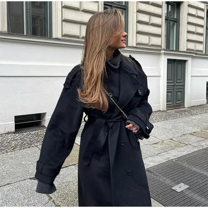 Sofisticato cappotto invernale lungo da donna, nero, caldo e di tendenza per un'eleganza senza tempo. Moda donna.