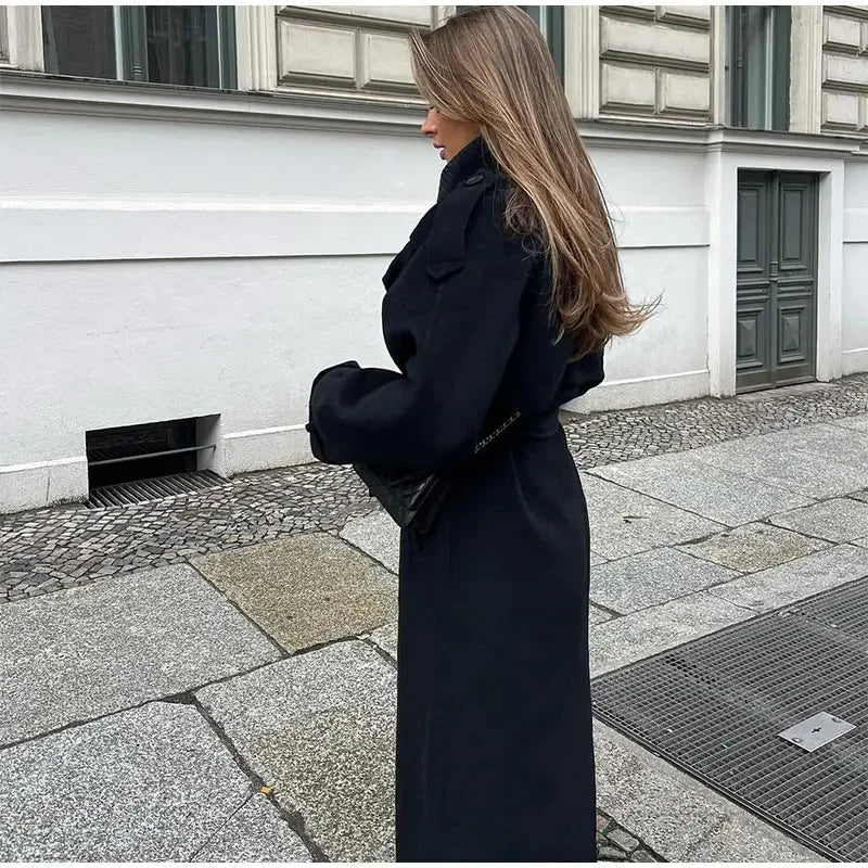 Cappotto donna invernale lungo nero, ideale per un look elegante e caldo in ogni occasione. Stile e moda donna.