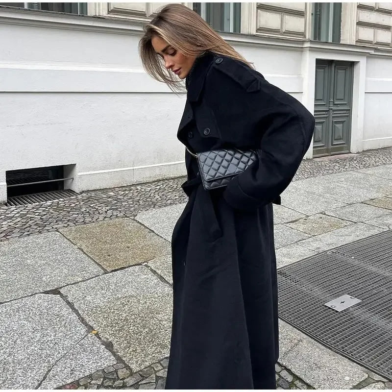 Cappotto donna nero, lungo ed elegante per un look invernale chic e alla moda. Abbigliamento caldo e sofisticato.