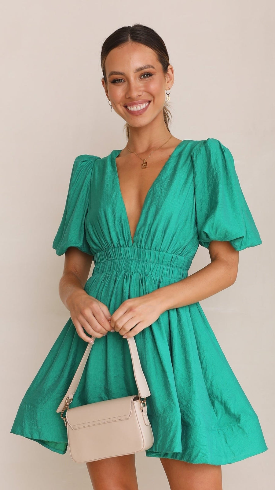 Mini abito estivo femminile, ottimo per le vacanze. Stile chic, colori vivaci, vestibilità comoda ed elegante.