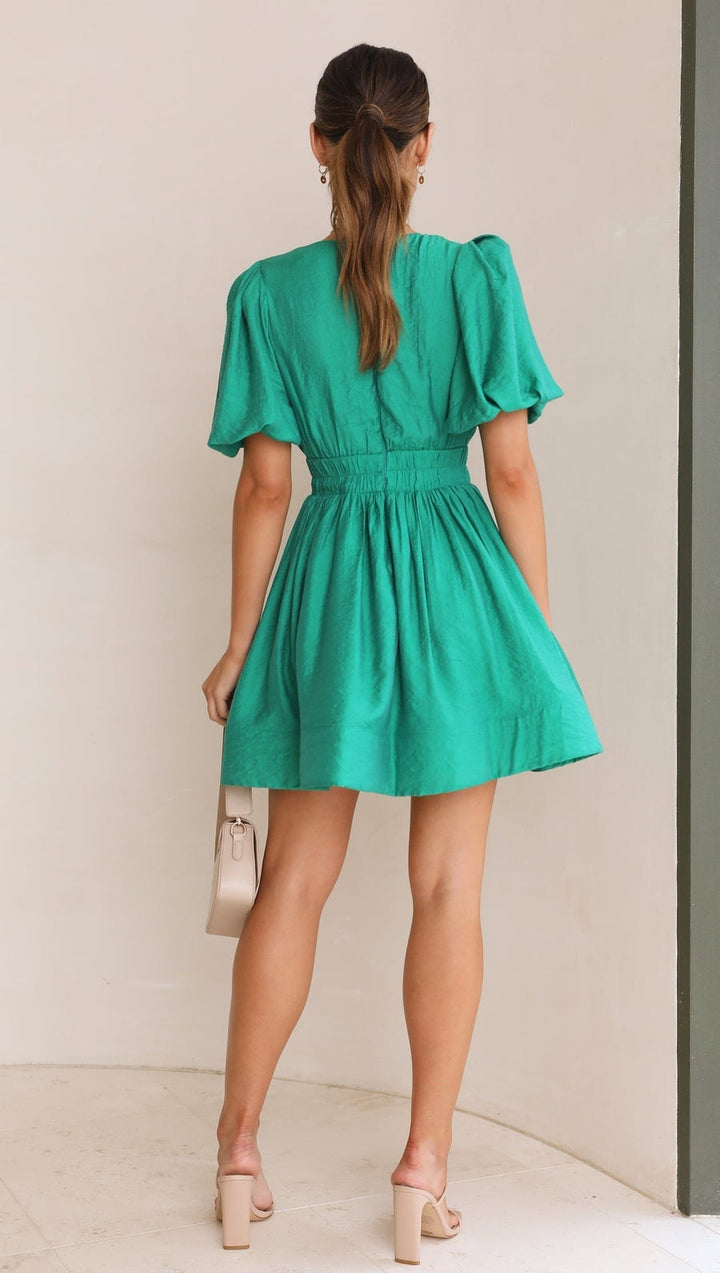 Moda donna: mini abito elegante e chic, versatile per ogni stagione. Perfetto per serate o un look sofisticato.