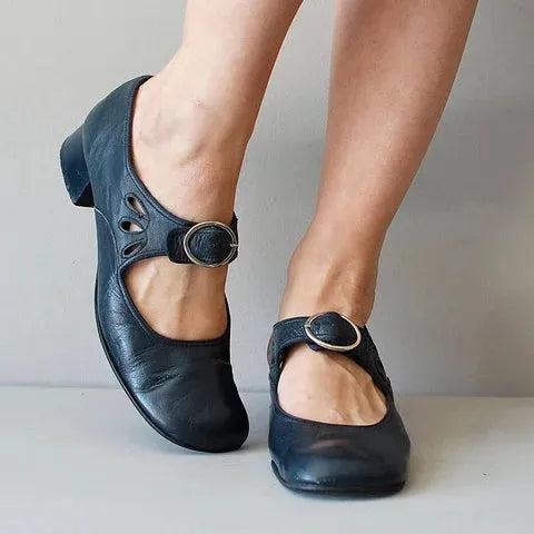 Tacco elegante e moderno su sandali donna con fibbia. Scarpe estive perfette per un tocco di classe.
