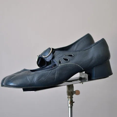 Vista posteriore sandali donna con tacco robusto e fibbia. Scarpe estive eleganti, moderne e versatili.