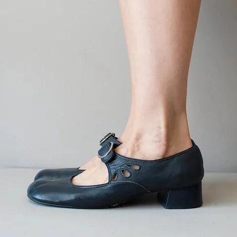 Sandali donna con tacco, punta aperta e fibbia. Design chic e moderno per serate estive o eventi casual.