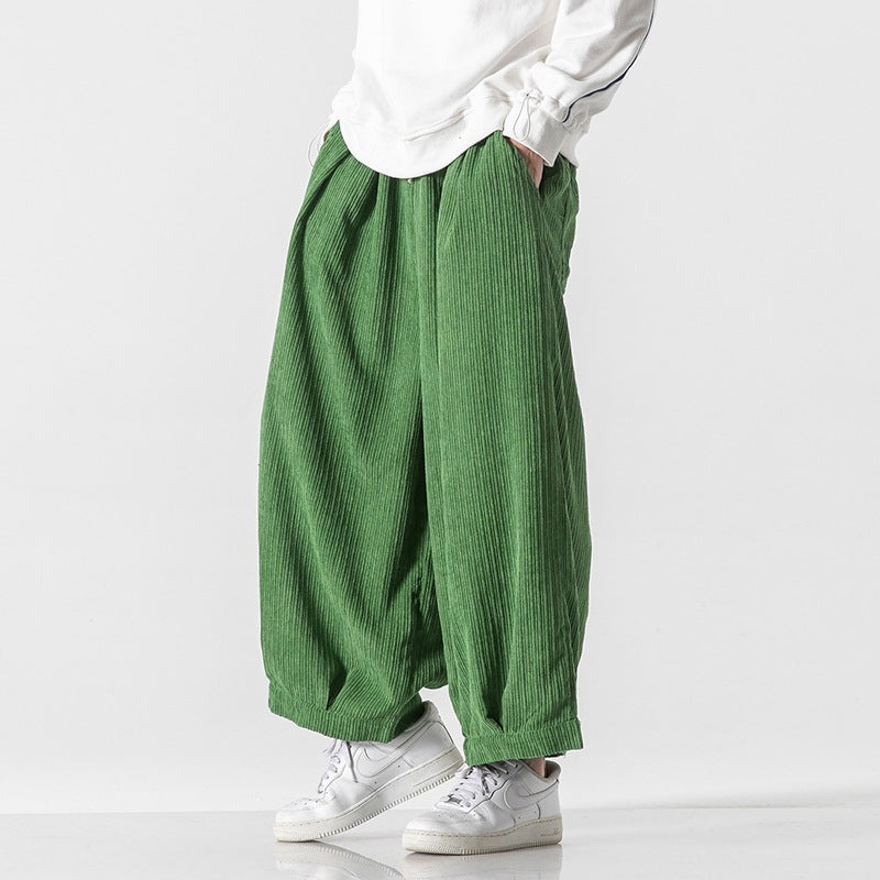 Pantaloni uomo pieghettati con vestibilità comoda, ideali per comfort e stile casual.