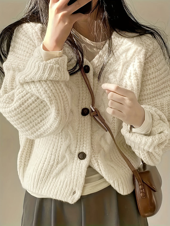 Cardigan donna caldo beige a trecce con bottoni, per un'eleganza quotidiana e comfort autunnale.