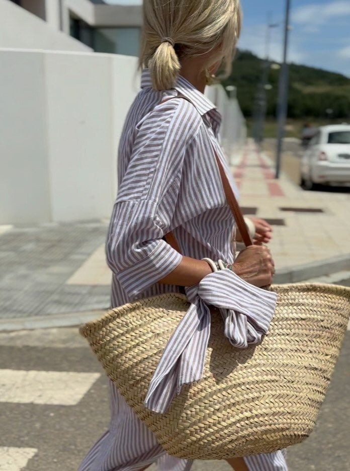 Camicia donna a righe classica, blusa casual elegante per outfit quotidiani e ufficio, moda femminile versatile.