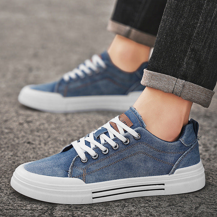 Scarpe uomo casual basse con lacci, punta tonda e tacco piatto, disponibili in blu e nero per la moda uomo.