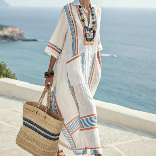 Abito caftano maxi bohémien da donna a righe bianco, blu e arancione. Ideale per moda mare, spiaggia estiva e vacanza.