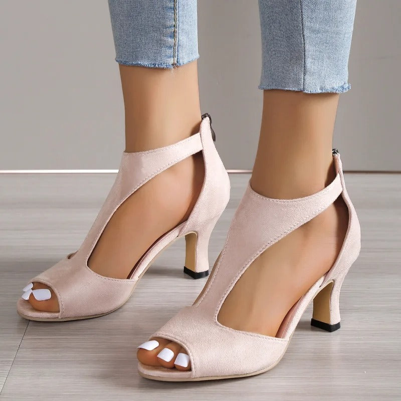 Sandali con tacco neri, calzature moda da donna per l'estate, un classico elegante.