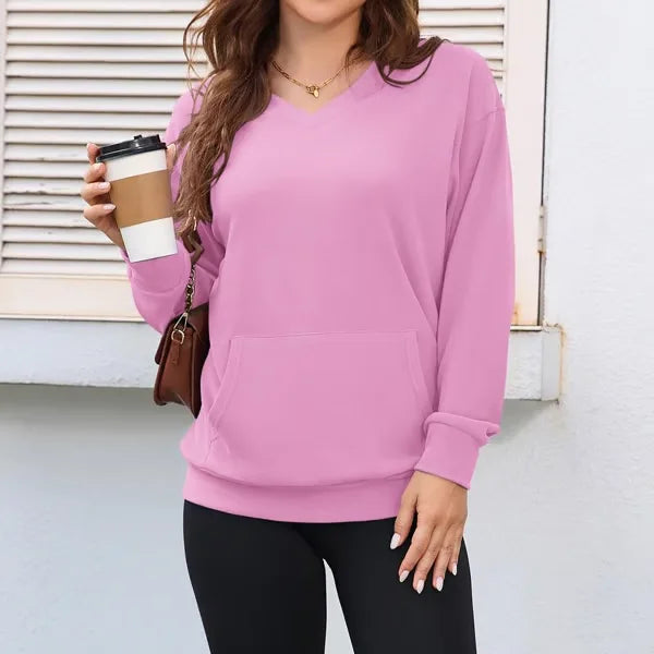 Donna che indossa maglione pullover casual con tasca frontale, stile rilassato e vestibilità comoda.
