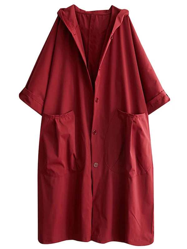 Vista frontale di cappotto lungo impermeabile oversize donna con cappuccio, dettaglio della chiusura.