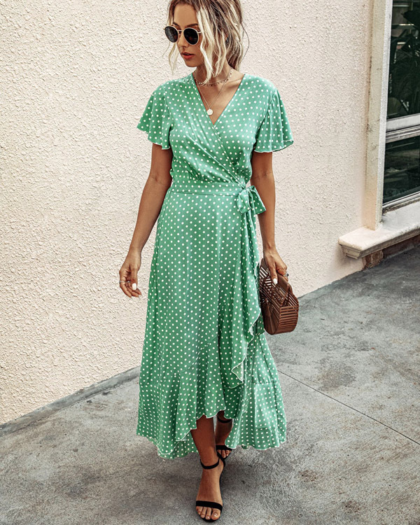 Abito floreale avvolgente da donna con volant e scollo a V, stile maxi e fluido, ideale per la primavera.