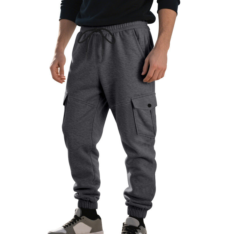 Pantaloni cargo uomo, larghi e comodi, con polsini alla caviglia e numerose tasche.