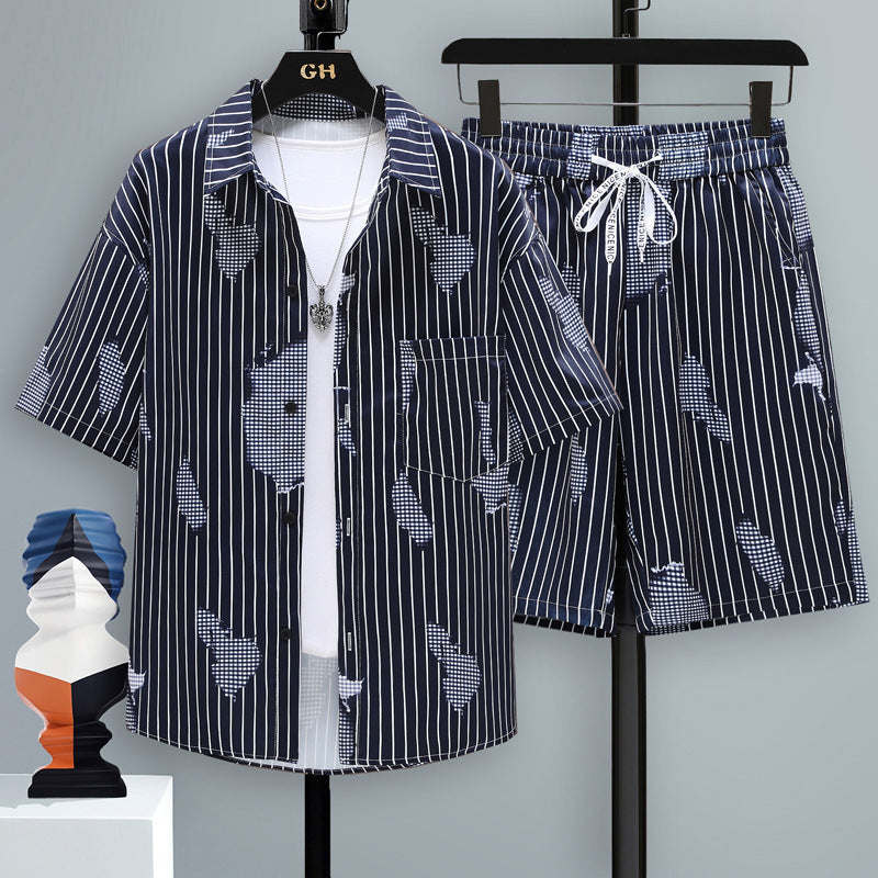 Completo estivo uomo con t-shirt stampata e shorts, ottimo per un outfit rilassato e alla moda in città o al mare.