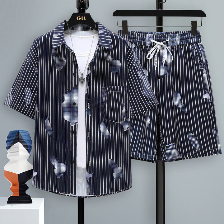 Completo estivo uomo con t-shirt stampata e shorts, ottimo per un outfit rilassato e alla moda in città o al mare.